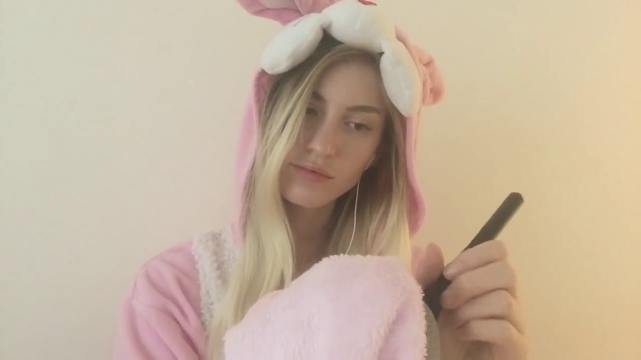 Asmr bunny. АСМР Банни. Bunny Marty ASMR. АСМР девочка Зайка.